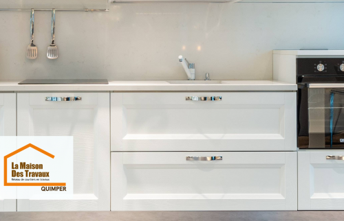 Cuisine rénovée à Pont-l’Abbé avec plan de travail clair, évier intégré et rangements optimisés pour un espace fonctionnel et agréable au quotidien.