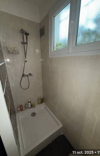 Rénovation d’une maison près de Couëron : rafraîchir les murs et moderniser la salle de bain entre deux locations douche italienne