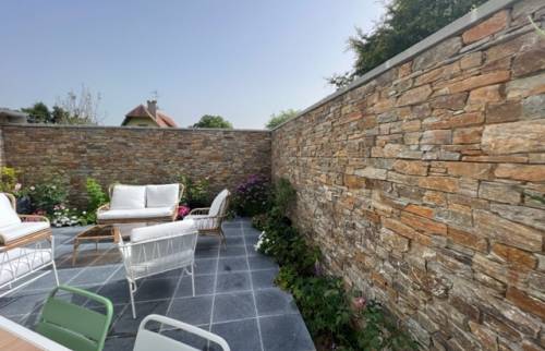 La terrasse et le mur avec parement pierre