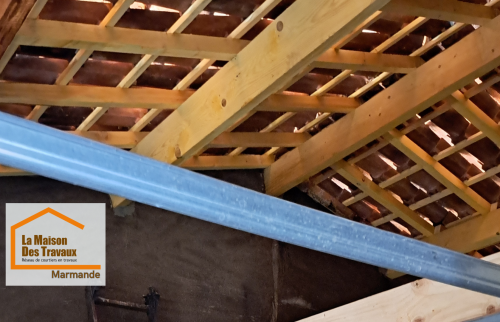 Zoom sur la nouvelle charpente bois : un travail de précision réalisé par des artisans sélectionnés pour leur fiabilité.