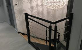 Vue de la rampe sécurisée et de l'escalier ouvert depuis l'étage à Douarnenez (29100)