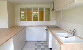Aménagement de cuisine décor bois clair/blans avec verrière mi-hauteur sur couloir à Meaux (77100)