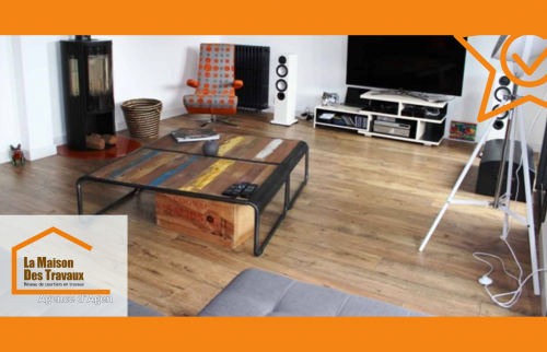 Un salon chaleureux à Foulayronnes, sublimé par un parquet haut de gamme et des murs parfaitement rénovés.