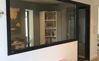 Verrière entre bureau et entrée à Village Neuf 