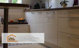 Un aménagement élégant et fonctionnel pour cette petite cuisine en longueur à Salernes, avec des rangements optimisés pour maximiser l’espace.