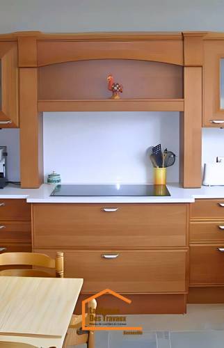 Aménagement d’une cuisine équipée en U avec hotte encastrée et rangements sur-mesure – La Maison Des Travaux Bonneville