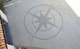 Aménagement terrasse dans un jardin d'une maison