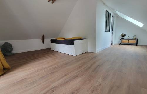 Chambre 1 terminée – Lumière naturelle et ambiance cosy