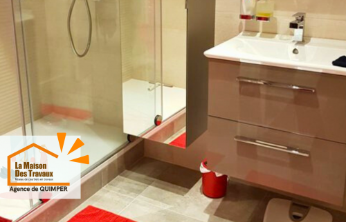 Rénovation de salle de bain près de Combrit : Transformation moderne avec douche italienne et meuble vasque design. Un projet signé La Maison Des Travaux Quimper.