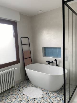 Salle de bain rénovée avec baignoire ilot (Draveil)