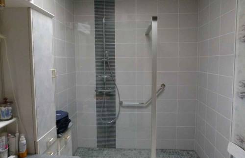 Création d'une salle de bains avec douche à l'italienne sous toit sur Alby-sur-chéran