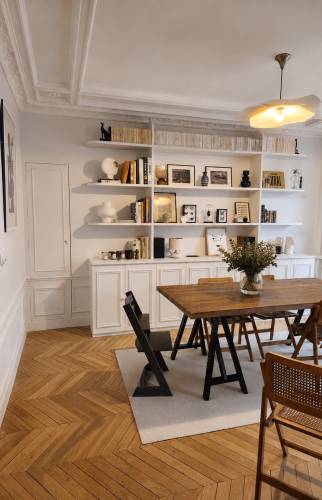 Une salle à manger moderne et chaleureuse avec une bibliothèque sur mesure Yvelines
