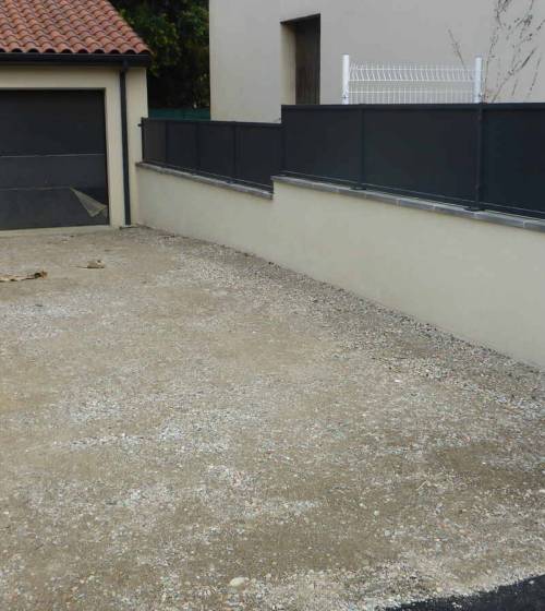 Travaux de terrassement devant garage - bouc bel air