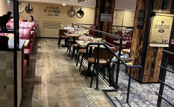 Sol et plafond rénovés pour cette salle de restaurant