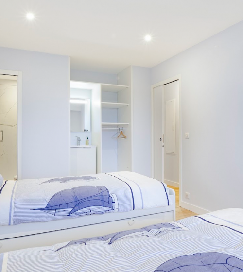 Aménagement d'une chambre d'amis avec rangements sur-mesure et point d'eau à Montigny-en-Gohelle