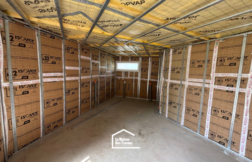 Chantier d’agrandissement de maison en cours : isolation, cloisons et préparation des volumes intérieurs.
