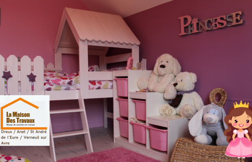 Une chambre de petite fille rénovée avec des couleurs chaleureuses et un lit cabane pour créer un univers tendre et ludique.