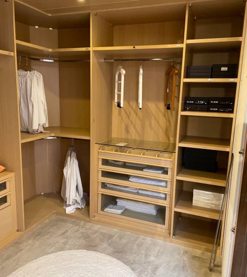 Dressing ouvert sur mesure en frêne teinté façon teck faux-plafond leds appartement à Camaret-sur-Mer (29570)