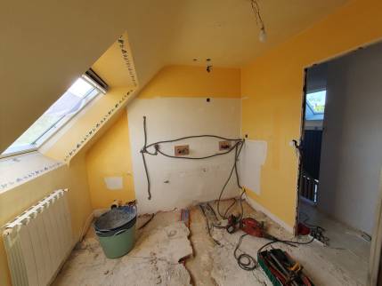 Évacuation des anciens meubles de salle de bain à Bruz avant rénovation