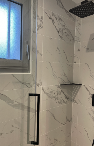 Rénovation d'une salle de bain à Vertou  - détail intérieur douche et robinetterie noire