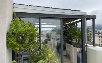 abri extérieur avec panneaux solaires 