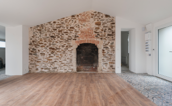 Pièce principale avec mur en pierres - Rénovation complète d'une maison à Vertou