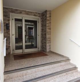  Entrée rénovée d'un immeuble d'habitation - Brie-Comte-Robert 77170