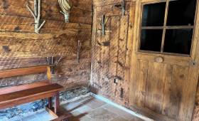 Rénovation entrée de chalet d'alpage avec réutilisation du bois de charpente et de la porte d'origine