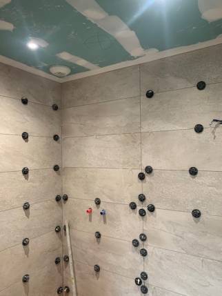 Pose de faïence sur les murs de la salle de bain à Saint-Grégoire