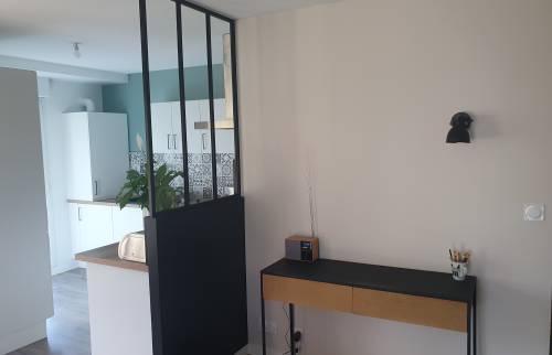 Pose de la nouvelle verrière dans la cuisine rénovée à Bruz