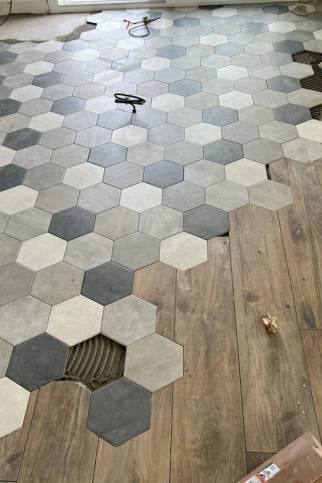 Carrelage imitation parquet avec insertion de carreaux hexagonaux divers gris