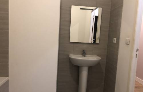 Salle de bain avant rénovation miroir et vasque