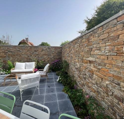 mur en parpaing avec parement pierre à St Gatien des Bois