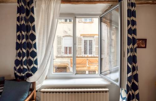 Rénovation des menuiseries extérieures à Chazay d'AZergues, en bicoloration Blanc / gris anthracite