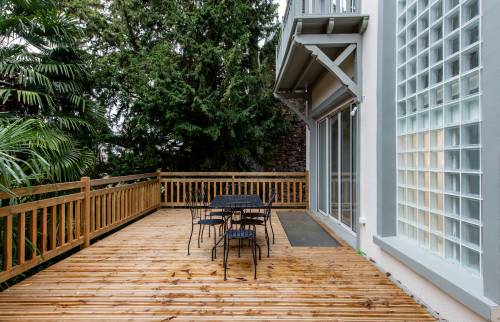 Détail de la structure en bois de la terrasse rénovée à Sèvres