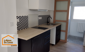 Rénovation complète d’une cuisine près de Quimper : agencement optimisé, matériaux durables et design moderne pour un espace fonctionnel au quotidien.