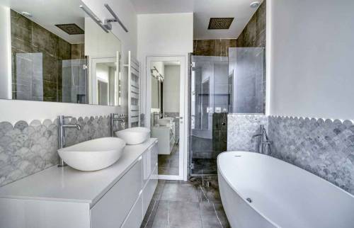 Poser un carrelage dans une salle de bain à Paris 8