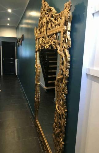 L'entrée de la maison avec l'escalier