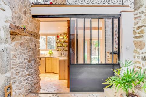 Réalisation d’une porte intérieure coulissante en métal sur mesure dans un esprit verrière d’atelier, maison de l’ouest lyonnais