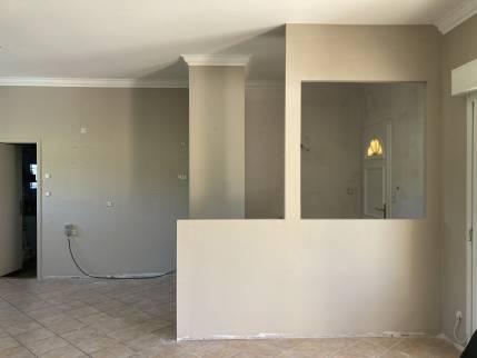 Verrière contemporaine pour créer un sas d'entrée, maison située à Curis au Mont D'or (69250)