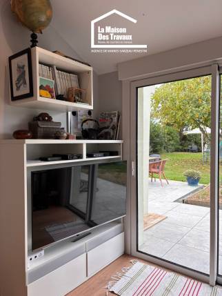 Aménagement complet : garage réhabilité en espace de vie avec salle d’eau