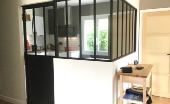 Verrière d'atelier avec porte coulissante