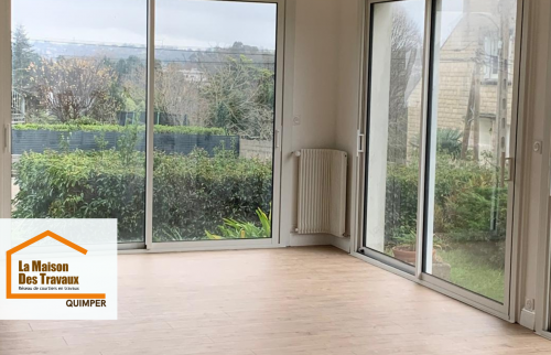 Rénovation complète du sol dans une pièce de vie baignée de lumière à Tréffiagat, avec un revêtement moderne sélectionné pour son esthétique et sa résistance.