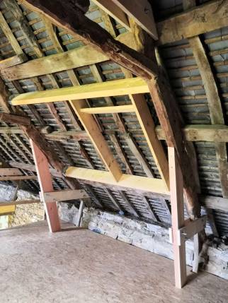 Nouvelles pannes de soutien des chevrons et de la couverture ardoise, création de chevêtre bois pour l'installation des fenêtres de toit