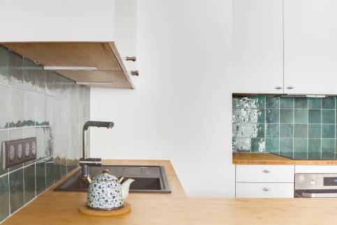 Cuisine blanche et verte : réagencement et rénovation dans un appartement lyonnais, quartier Tête d’Or