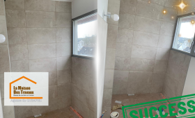 🛁 La salle de bain, par exemple, a été métamorphosée grâce à des carreaux aux nuances naturelles, imitant la pierre et ajoutant une texture douce et apaisante. 