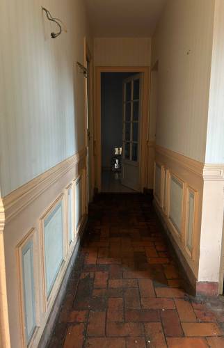 Couloir terne avant rénovation 