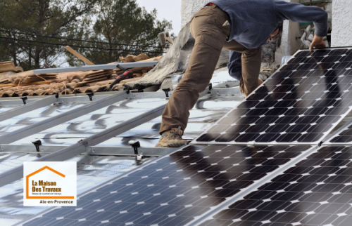 Travaux de pose et de fixation de panneaux solaires dans le cadre d’une rénovation énergétique à Venelles. Une installation réalisée par des artisans qualifiés sélectionnés par Laurent Nemer.