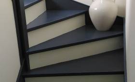 Escalier rénové en deux teintes