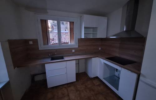 Cuisine à rangements design appartement La Maison Des Travaux Ales